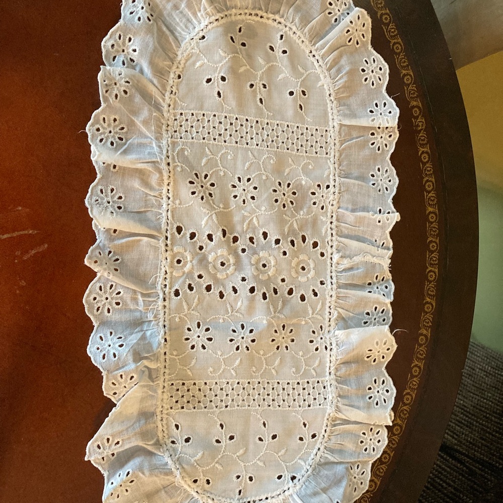 Vintage eyelet doilies - Picture 2 of 2
